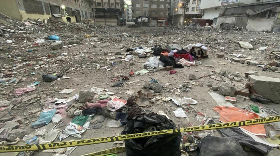 Depremin sarstığı Diyarbakır’da 10 katlı bina aracı böyle yuttu Depremin sarstığı Diyarbakır’da 10 katlı bina aracı böyle yuttu