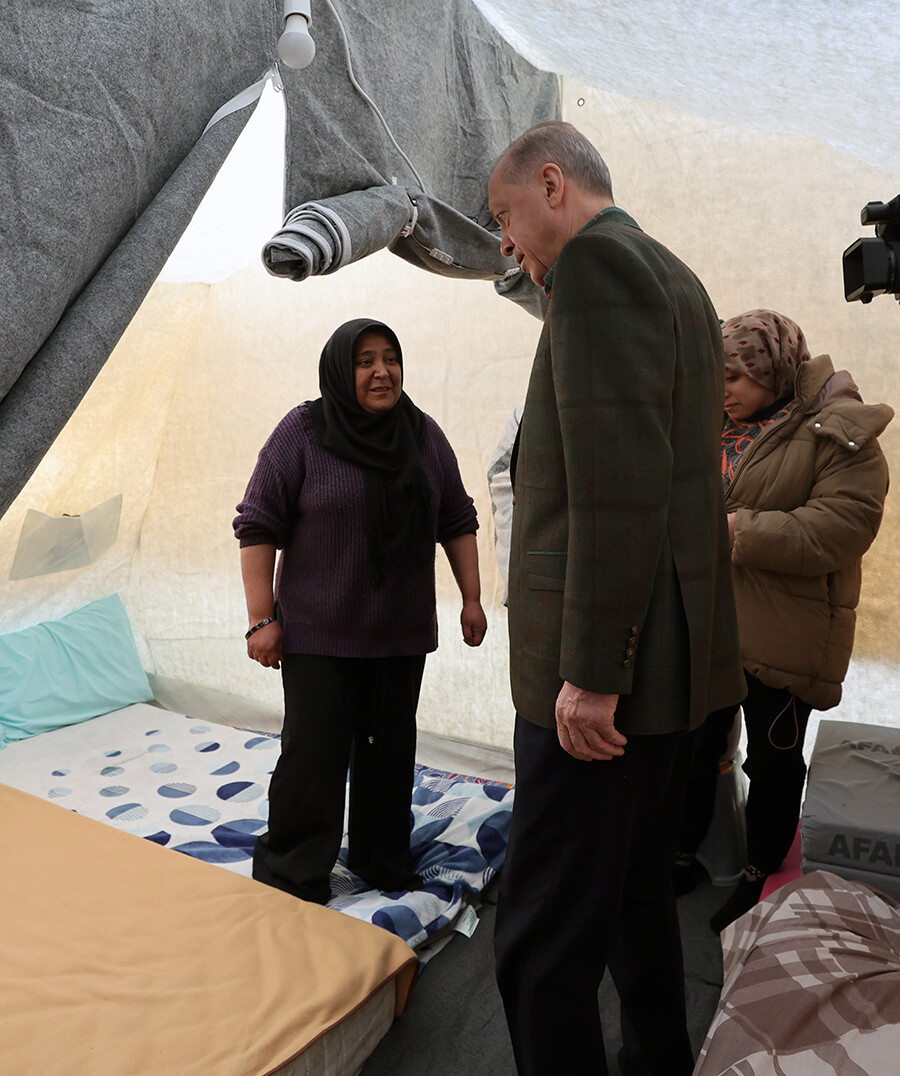 Cumhurbaşkanı Erdoğan, Osmaniye'deki çadır kentte kalan vatandaşları ziyaret etti