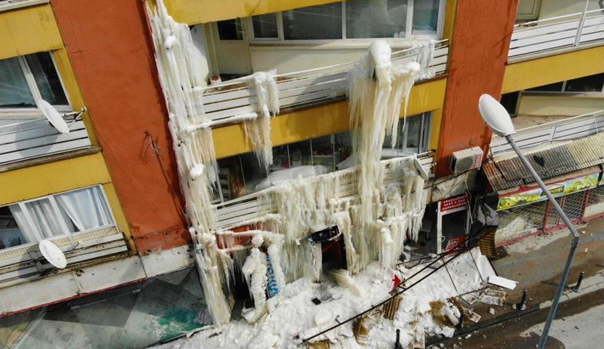 Depremin ardından ilginç görüntü! Ağır hasarlı bina buz dağına döndü, gören inanamadı: Sebebi şoke etti