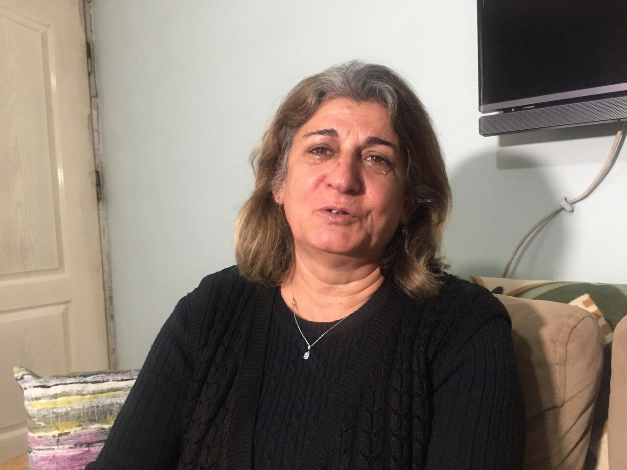 Evladını ve torunlarını toprağa veren gözü yaşlı anne, gelen borç haberiyle bir kez daha yıkıldı