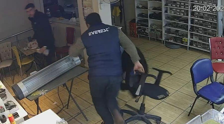 Hatay’da deprem anı kamerada: Kimi ağzındaki sigarayla fırladı kimi elindeki dürümle