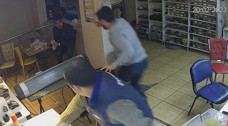 Hatay’da deprem anı kamerada: Kimi ağzındaki sigarayla fırladı kimi elindeki dürümle