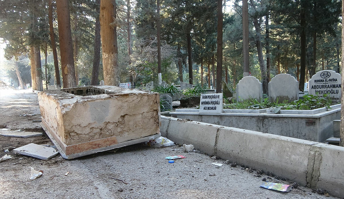 Depremin vurduğu Hatay’da ürperten görüntü… Mezarlar yola uçtu