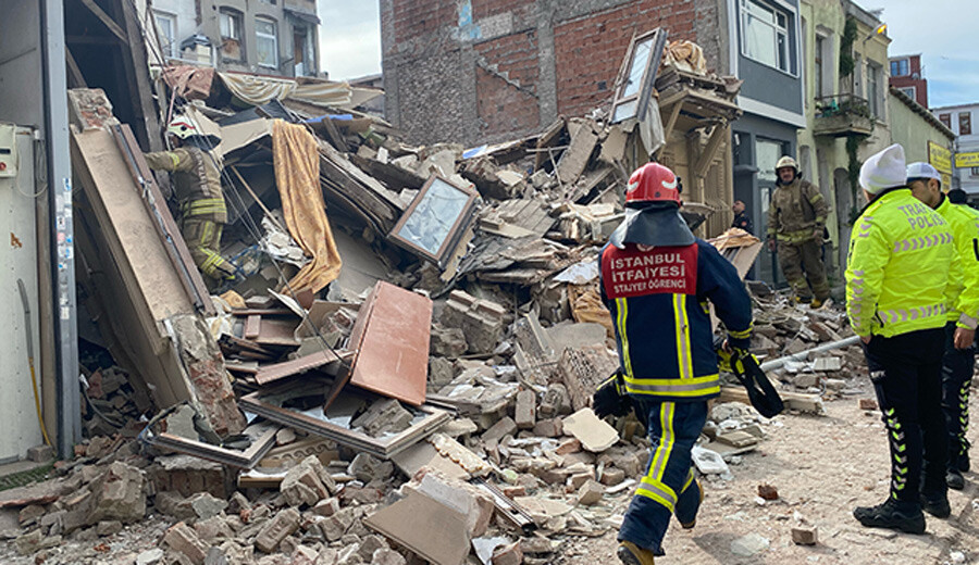 İstanbul'da korkutan olay! 2 katlı metruk bina büyük gürültüyle çöktü