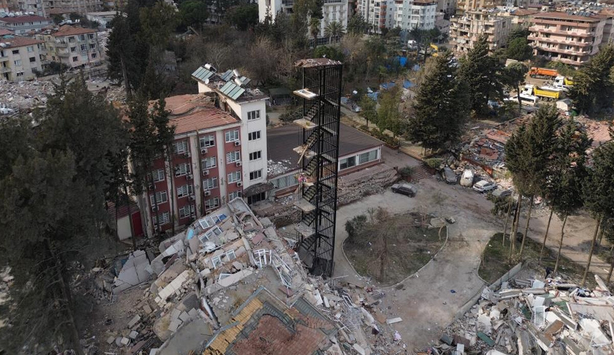 Hatay'daki depremde yerle bir olan binanın yangın merdiveni ayakta kaldı Hatay'daki depremde yerle bir olan binanın yangın merdiveni ayakta kaldı