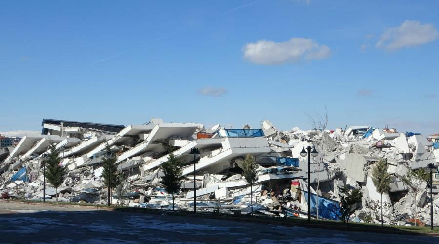 Milyonluk yeni daireler depremde enkaza döndü: Vatandaşlar isyan etti