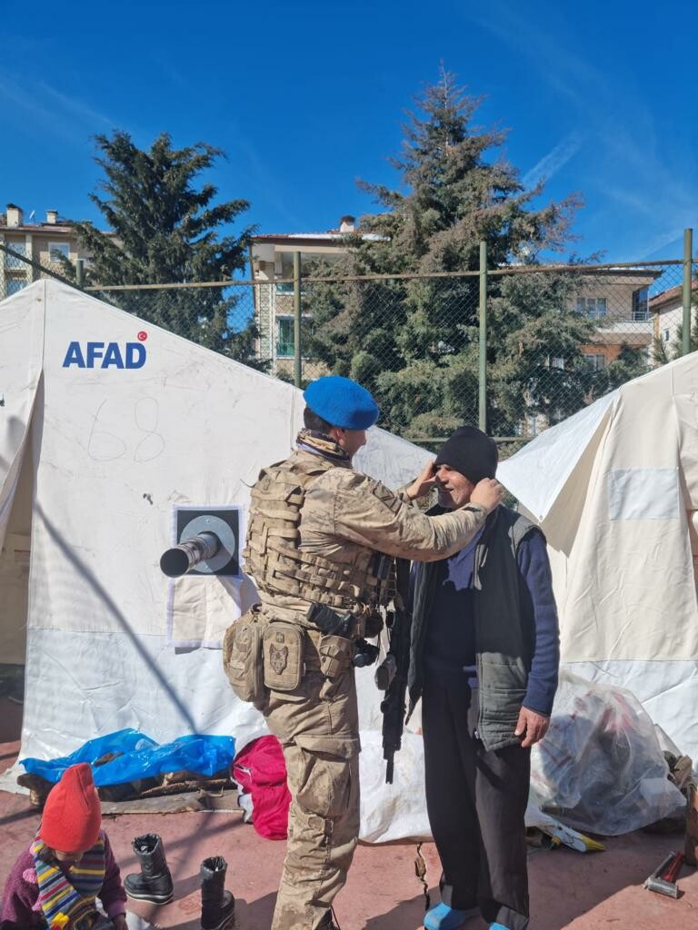 Deprem bölgesinde yaraları Mehmetçik sarıyor
