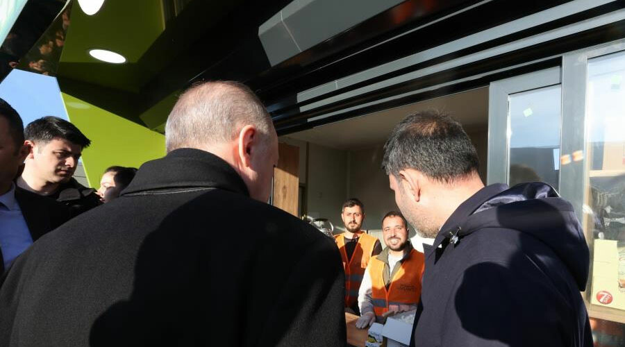 Cumhurbaşkanı Erdoğan konteyner kentlerdeki depremzedeleri ziyaret etti