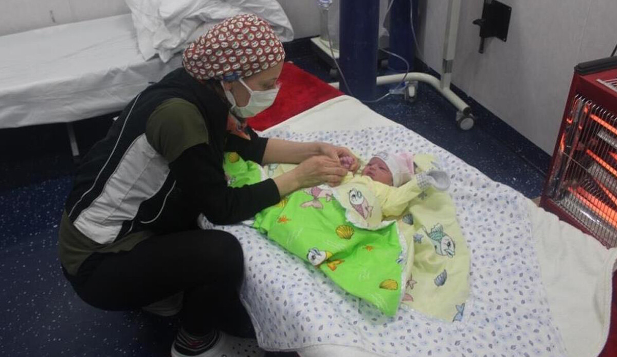 TCG Bayraktar gemisinde bir bebek daha gözlerini dünyaya açtı TCG Bayraktar gemisinde bir bebek daha gözlerini dünyaya açtı