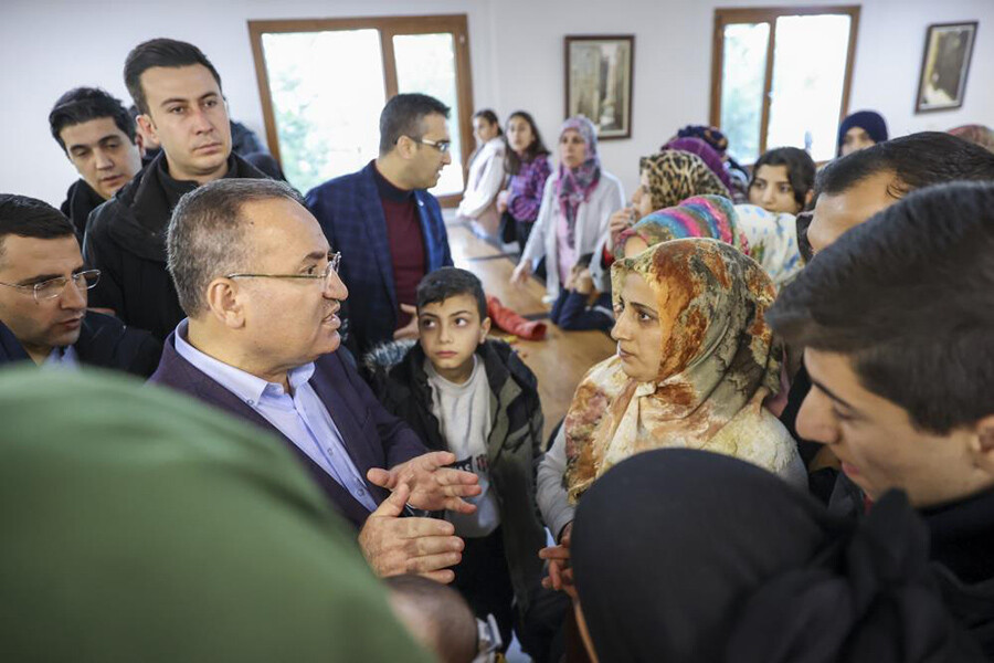 Bakan Bozdağ depremzedelerle bir araya geldi: 1 yıl içinde eviniz eşyalarınızla verilecek Bakan Bozdağ depremzedelerle bir araya geldi: 1 yıl içinde eviniz eşyalarınızla verilecek