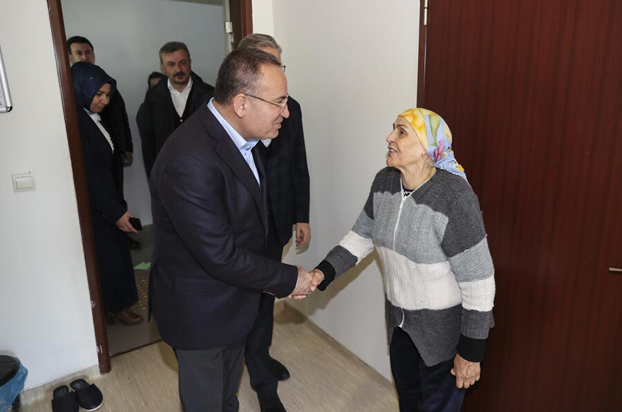 Bakan Bozdağ depremzedelerle bir araya geldi: 1 yıl içinde eviniz eşyalarınızla verilecek Bakan Bozdağ depremzedelerle bir araya geldi: 1 yıl içinde eviniz eşyalarınızla verilecek