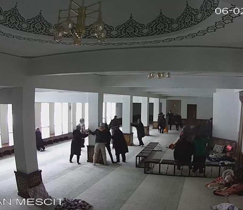 Malatya'da şiddetli depremin yeni görüntüleri ortaya çıktı: Camideki panik kameralara yansıdı Malatya'da şiddetli depremin yeni görüntüleri ortaya çıktı: Camideki panik kameralara yansıdı