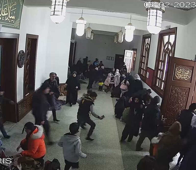 Malatya'da şiddetli depremin yeni görüntüleri ortaya çıktı: Camideki panik kameralara yansıdı Malatya'da şiddetli depremin yeni görüntüleri ortaya çıktı: Camideki panik kameralara yansıdı