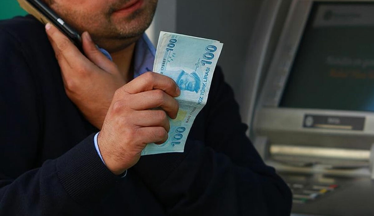 Kendilerini ‘polis’ diye tanıtıp 450 bin TL dolandırdılar Kendilerini ‘polis’ diye tanıtıp 450 bin TL dolandırdılar