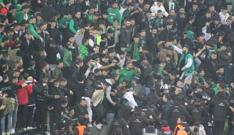 Kocaelispor ile Sakaryaspor arasındaki depremzedelere yardım maçında arbede çıktı! Kocaelispor ile Sakaryaspor arasındaki depremzedelere yardım maçında arbede çıktı!