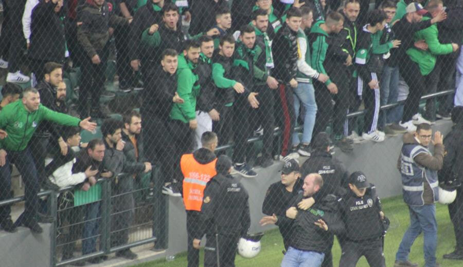 Kocaelispor ile Sakaryaspor arasındaki depremzedelere yardım maçında arbede çıktı! Kocaelispor ile Sakaryaspor arasındaki depremzedelere yardım maçında arbede çıktı!