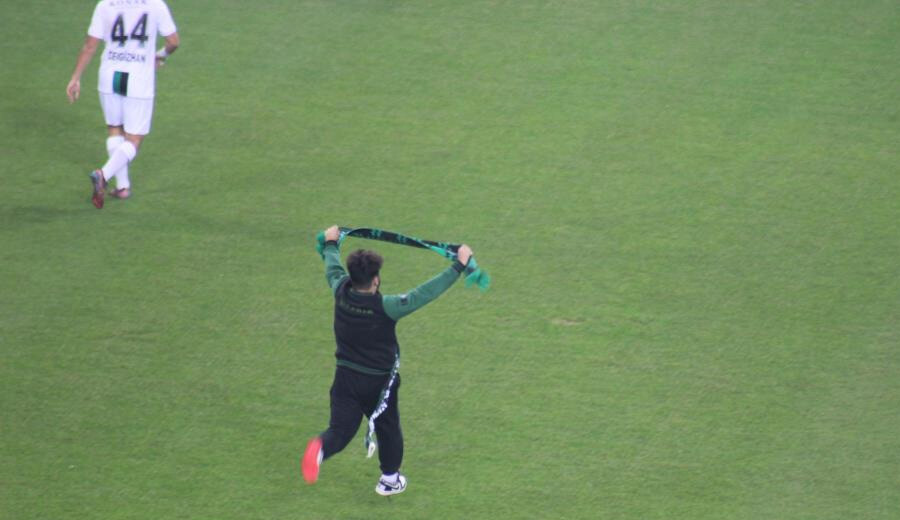 Kocaelispor ile Sakaryaspor arasındaki depremzedelere yardım maçında arbede çıktı! Kocaelispor ile Sakaryaspor arasındaki depremzedelere yardım maçında arbede çıktı!