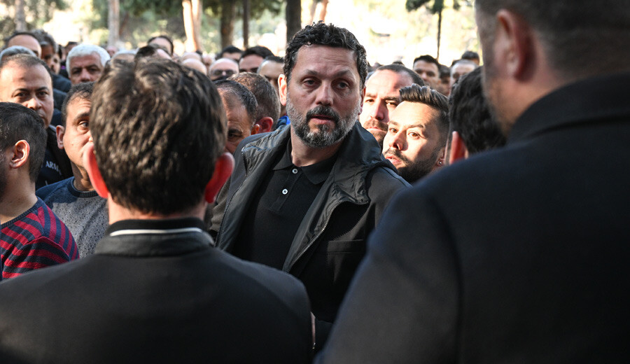 Depremde hayatını kaybeden Taner Savut İzmir'de defnedildi, tabutunu Volkan Demirel taşıdı