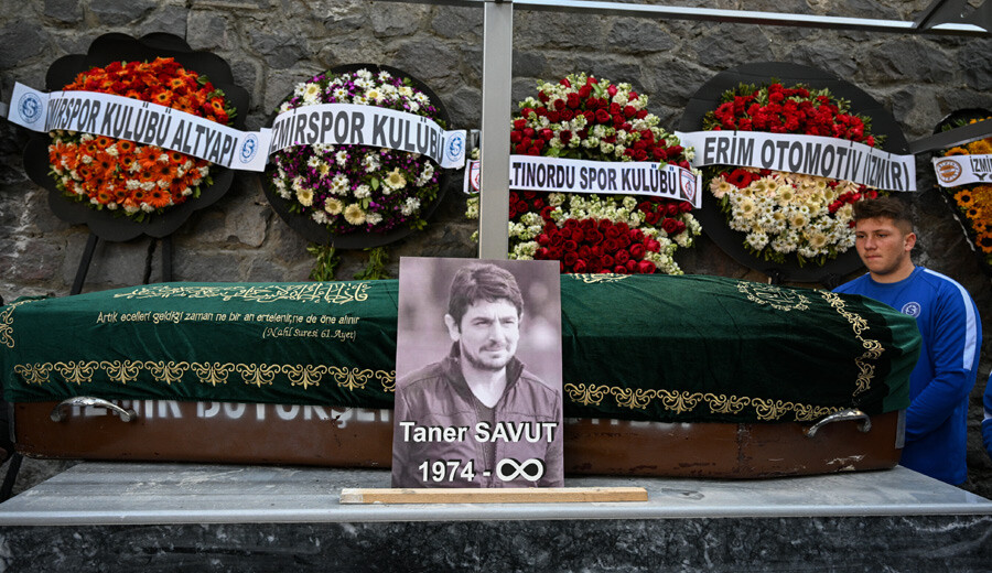 Depremde hayatını kaybeden Taner Savut İzmir'de defnedildi, tabutunu Volkan Demirel taşıdı