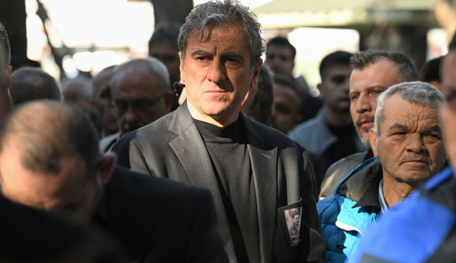 Depremde hayatını kaybeden Taner Savut İzmir'de defnedildi, tabutunu Volkan Demirel taşıdı