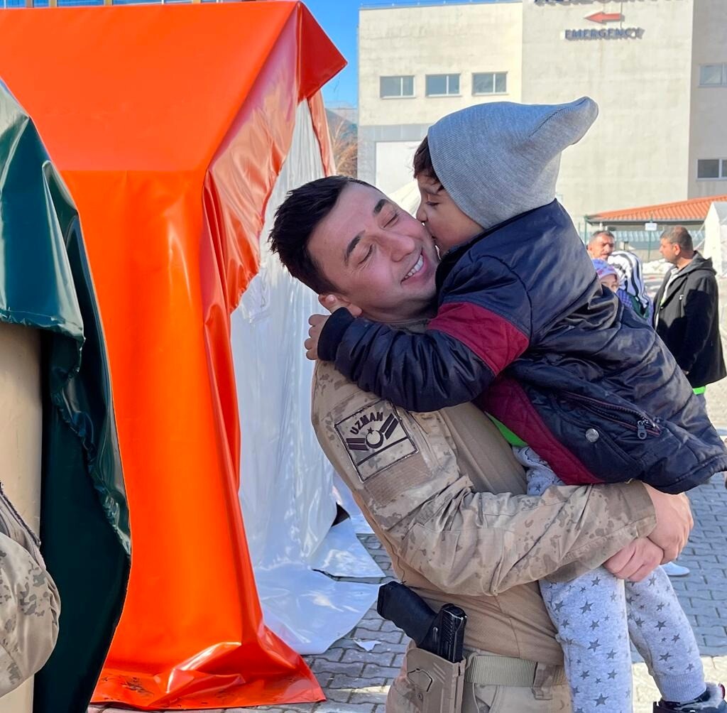 Deprem bölgesinde yaraları Mehmetçik sarıyor