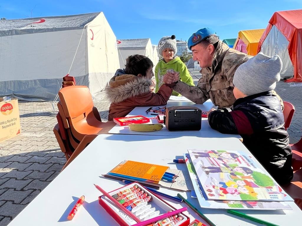 Deprem bölgesinde yaraları Mehmetçik sarıyor