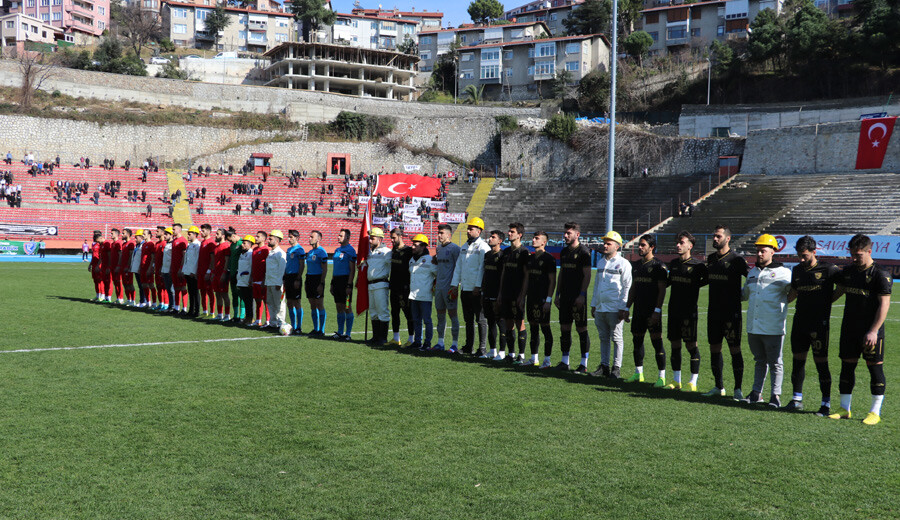 Zonguldak Kömürspor - Karabük İdman Yurdu maçında depremzedeler için 251 bin liralık hasılat Zonguldak Kömürspor - Karabük İdman Yurdu maçında depremzedeler için 251 bin liralık hasılat