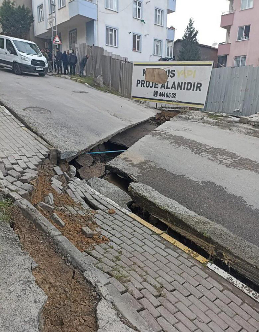 İstanbul Pendik'te iki bina boşaltıldı İstanbul Pendik'te iki bina boşaltıldı