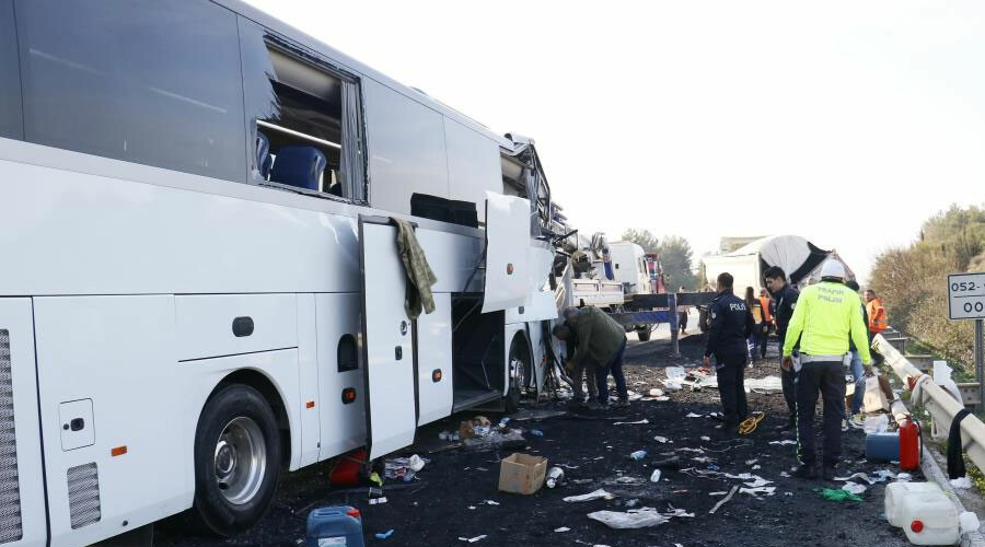 Depremzedeleri taşıyan otobüs kaza yaptı: Ölü ve yaralılar var