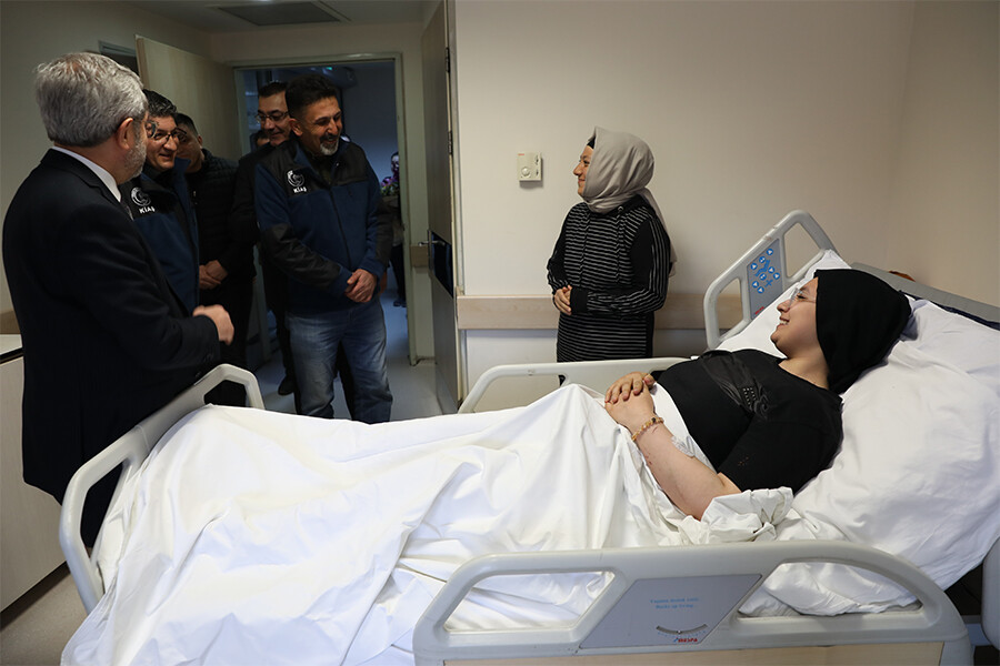 Madenciler 248 saat sonra enkazdan kurtardıkları Aleyna Ölmez'i ziyaret etti