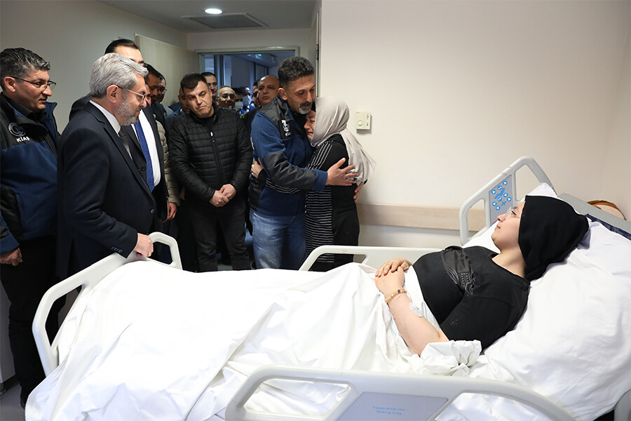 Madenciler 248 saat sonra enkazdan kurtardıkları Aleyna Ölmez'i ziyaret etti