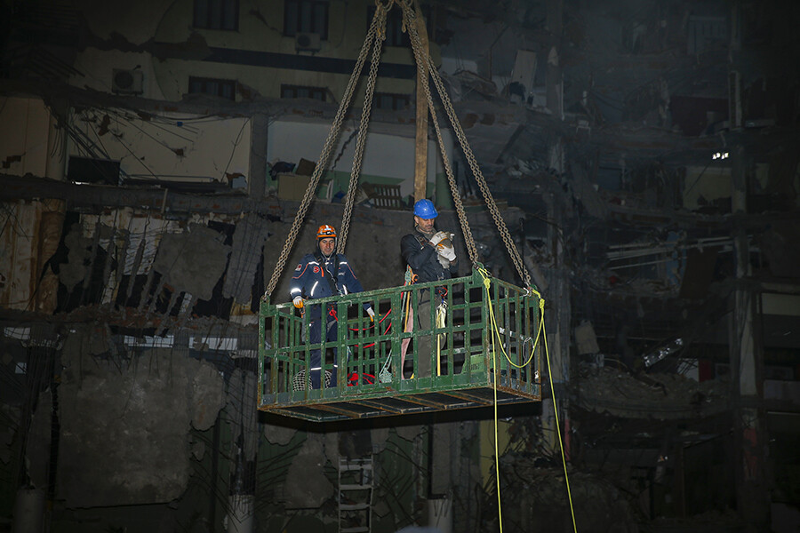 Diyarbakır'da kedi kurtarma operasyonu: Yıkım durdu, askeri helikopter geldi