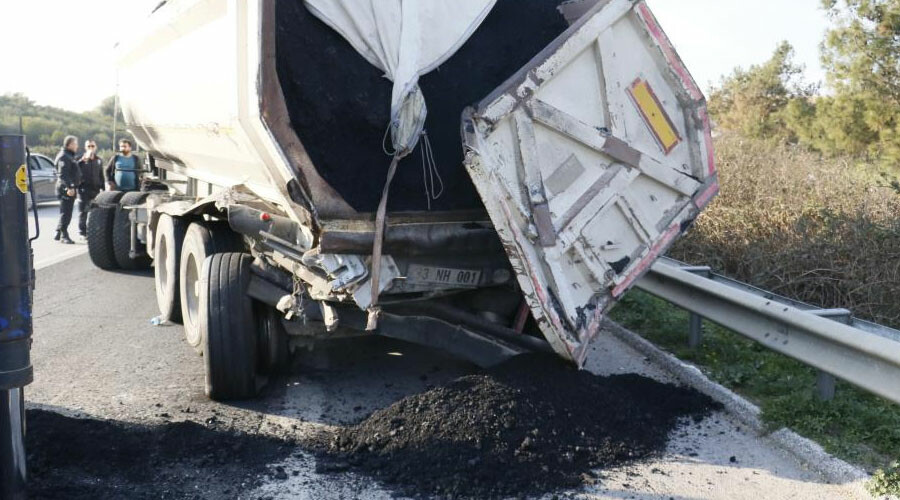 Depremzedeleri taşıyan otobüs kaza yaptı: Ölü ve yaralılar var