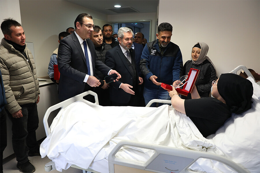 Madenciler 248 saat sonra enkazdan kurtardıkları Aleyna Ölmez'i ziyaret etti