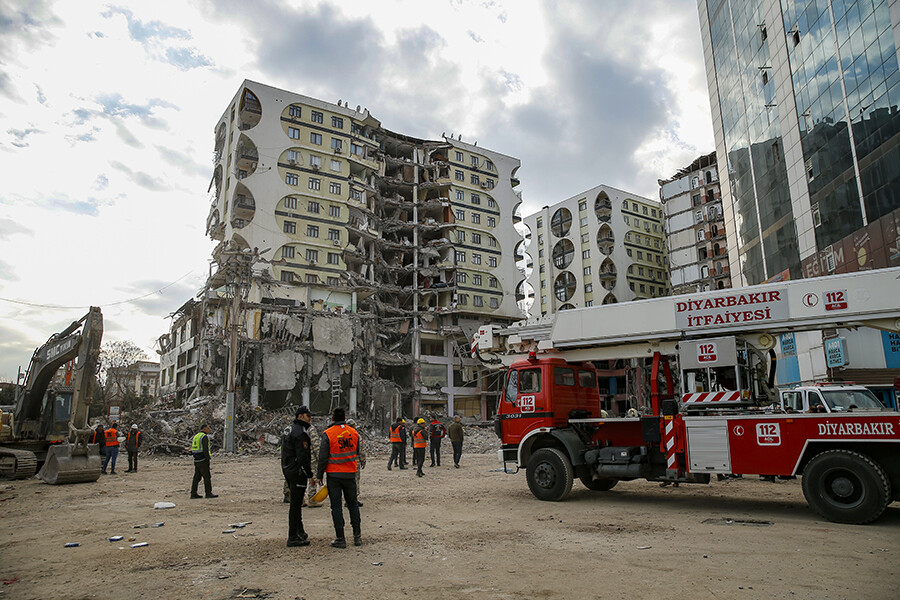 Diyarbakır'da kedi kurtarma operasyonu: Yıkım durdu, askeri helikopter geldi