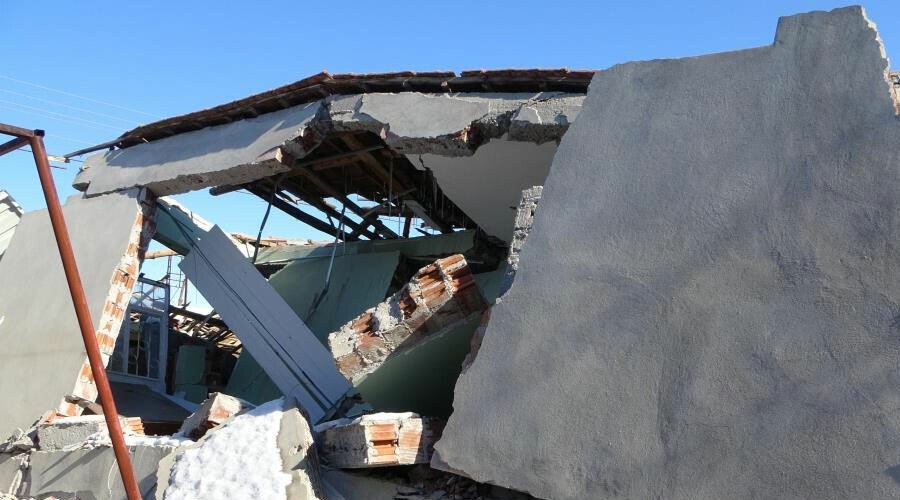 Depremden kaçarken depreme yakalandılar... Güvenli diye gittikleri evin enkazında kaldılar! Depremden kaçarken depreme yakalandılar... Güvenli diye gittikleri evin enkazında kaldılar!