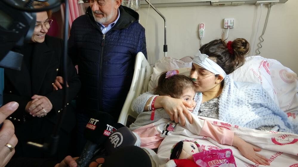 17 gün sonra yürek yakan kavuşma: Ailesinden geriye bir kızı kaldı