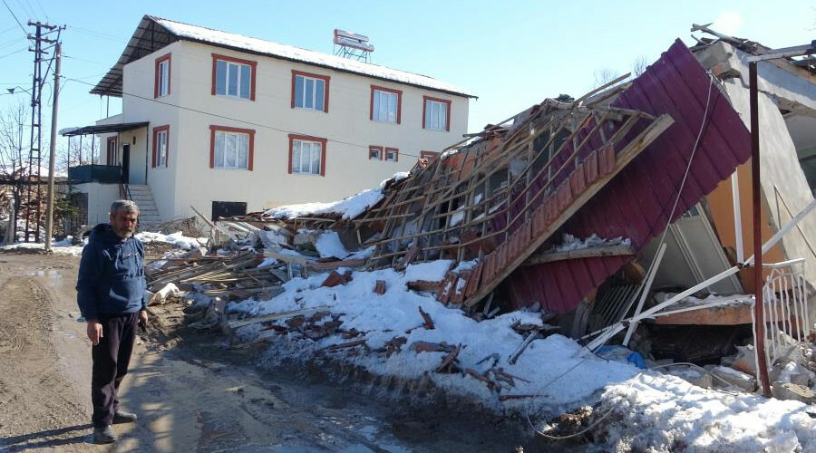 Depremden kaçarken depreme yakalandılar... Güvenli diye gittikleri evin enkazında kaldılar! Depremden kaçarken depreme yakalandılar... Güvenli diye gittikleri evin enkazında kaldılar!