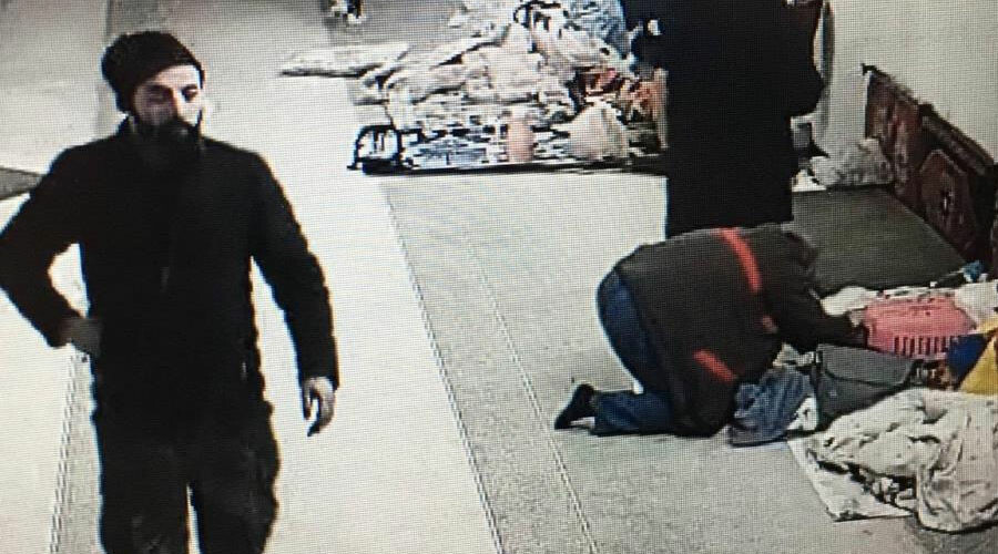 Yürek ısıtan görüntü: Depreme yakalandı, kendisinden önce kedisini düşündü