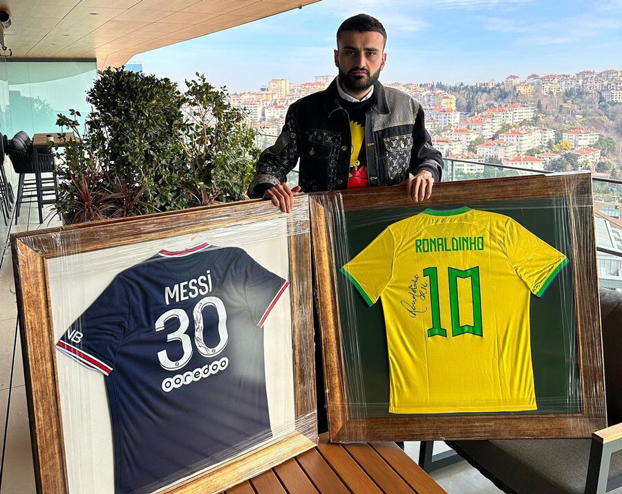 Depremzedeler için Messi ve Ronaldinho imzalı formalarını sattı Depremzedeler için Messi ve Ronaldinho imzalı formalarını sattı