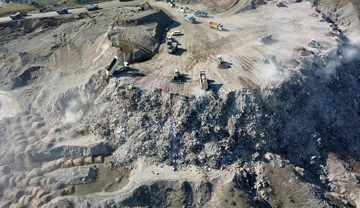 Binlerce cana mezar oldular... Depremde yıkılan binaların toplandığı enkaz alanı 'dağ' gibi yükseliyor Binlerce cana mezar oldular... Depremde yıkılan binaların toplandığı enkaz alanı 'dağ' gibi yükseliyor