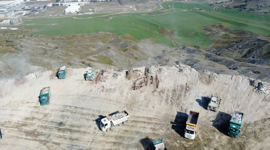 Binlerce cana mezar oldular... Depremde yıkılan binaların toplandığı enkaz alanı 'dağ' gibi yükseliyor Binlerce cana mezar oldular... Depremde yıkılan binaların toplandığı enkaz alanı 'dağ' gibi yükseliyor