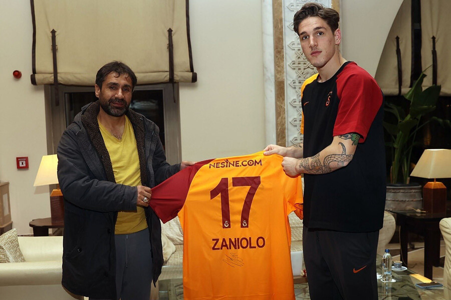 Galatasaray, depremde vefat eden gencin babasını ağırladı Galatasaray, depremde vefat eden gencin babasını ağırladı