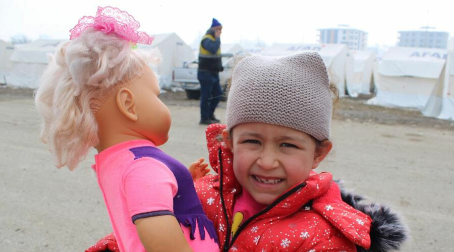 Rüyasının peşine düştü: Depremzede çocuklar için aracını oyuncaklarla doldurdu Rüyasının peşine düştü: Depremzede çocuklar için aracını oyuncaklarla doldurdu
