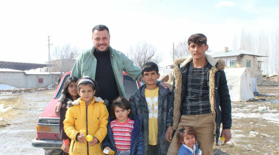 Rüyasının peşine düştü: Depremzede çocuklar için aracını oyuncaklarla doldurdu Rüyasının peşine düştü: Depremzede çocuklar için aracını oyuncaklarla doldurdu
