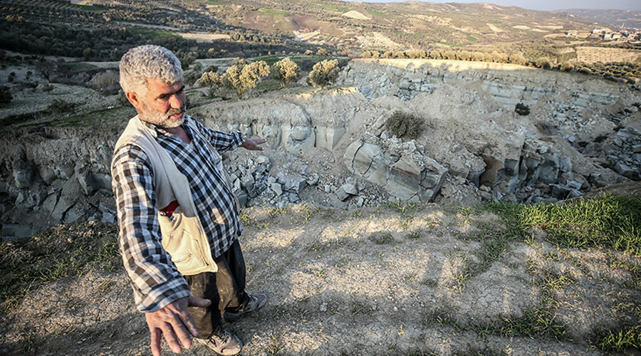 Depremin yardığı zeytinliğin sahibi arazisini tanıyamadı: Bilim adamları incelemeye geliyor