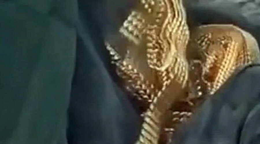 Ekipler taşıyamadı ikiye böldü… Enkazdan çıkan altın dolu çantanın sahibi ortaya çıktı Ekipler taşıyamadı ikiye böldü… Enkazdan çıkan altın dolu çantanın sahibi ortaya çıktı