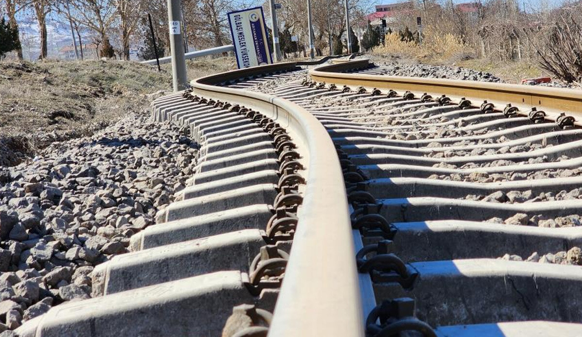 Kahramanmaraş depremleri Adıyaman&#039;daki  bin 275 kilometrelik demir yoluna büyük hasar verdi