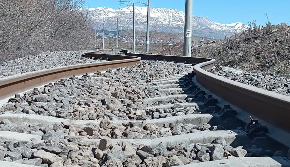 Kahramanmaraş depremleri Adıyaman'daki  bin 275 kilometrelik demir yoluna büyük hasar verdi