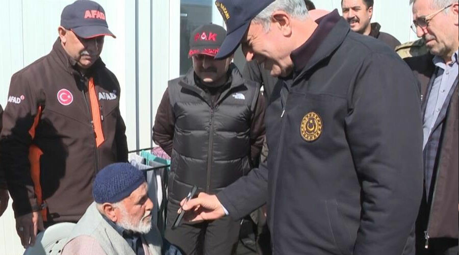 Konteyner kenti ziyaret eden Bakan Akar, Kore gazisinin isteğini yerine getirdi